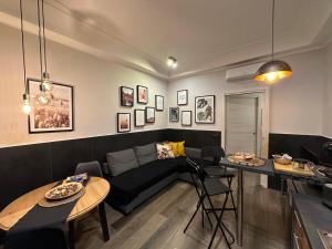 un soggiorno con divano e tavolo di Falco Luxury Home a Napoli