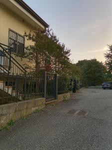dom z ogrodzeniem obok parkingu w obiekcie La Villetta w mieście Rende
