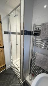 een glazen douche in een badkamer met een wastafel bij Quarry Cottage near Hawes, Yorkshire Dales, Pet free in Hawes