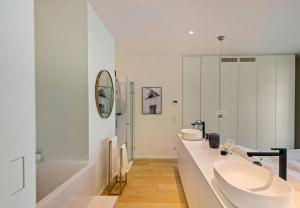 アントワープにあるSky loft - Luxurious Penthouse - Antwerp 180 m²の白いバスルーム(シンク2台、バスタブ付) +12枚の写真