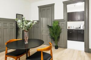 uma cozinha com uma mesa com um vaso de flores em Apartment 227: Upper West Side em Nova York