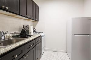 uma cozinha com um lavatório e um frigorífico em Apartment 227: Upper West Side em Nova York