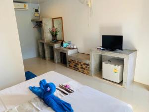 ランタ島にあるAndawa Lanta Resortの青いタオル付きのベッドが備わる客室です。