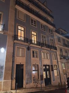 un immeuble d'appartements dans la ville la nuit dans l'établissement Chiado apartments, à Lisbonne