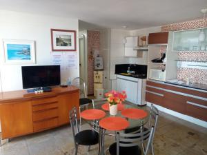 cocina con mesa y sillas en Flat Mar Brasil Tropical - Apartamento de 2 Quartos com Suite e Vista do Mar, en Fortaleza