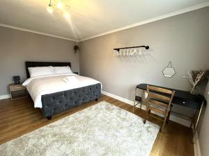 una camera con letto, scrivania e sedia di Tranquil 3-bedroom bungalow 