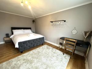 KirkhamgateにあるTranquil 3-bedroom bungalowのベッドと机と椅子のある寝室