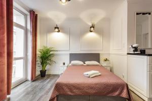 Un dormitorio con una cama con dos toallas encima. en Charming Apartment in the City Center, en Varsovia 40 fotos más