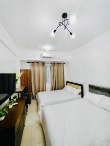 Кровать или кровати в номере Hotel Luxury Twin Bed Room with Balcony Las Pinas-South Residence