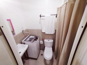 Ванная комната в Hotel Luxury Twin Bed Room with Balcony Las Pinas-South Residence