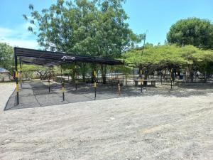 einen Picknickplatz mit einem Picknicktisch in einem Park in der Unterkunft Posada Turística Noches De Saturno in Villavieja