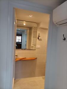 y baño con lavabo y espejo. en Acogedor apartamento en el corazon medieval de Tarragona, en Tarragona