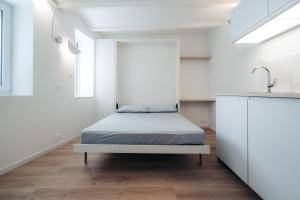 a bedroom with a bed in the middle of a room at Le petit bellifontain in Fontainebleau