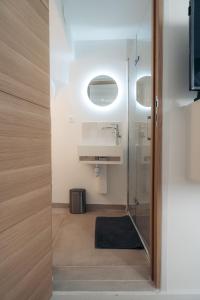 un baño con lavabo y ducha en Le petit bellifontain, en Fontainebleau