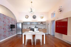 een keuken met een witte tafel en witte stoelen bij Favolosa residenza con jacuzzi in Santa Maria Capua Vetere