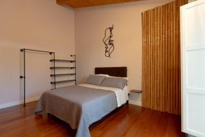 En eller flere senge i et værelse på Favolosa residenza con jacuzzi