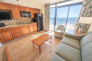 uma sala de estar com um sofá e uma mesa em New Remodeled Direct Oceanfront Views @ Beach Cove em Myrtle Beach