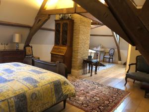 a bedroom with a bed and a room with a table at CLOS DU BAILLI in Saint-Omer