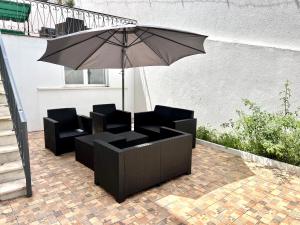 an umbrella sitting on top of a patio at Oeiras Beach guest house in Oeiras