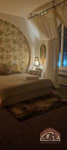 Кровать или кровати в номере Namaste Shalle Retrit - Дом с ретритным залом в горах