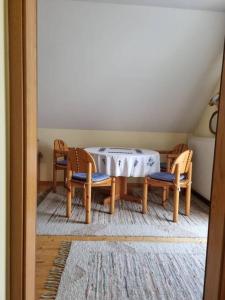 Posezení v ubytování 2 Zimmer Wohnung in Thermennähe für 4 Personen