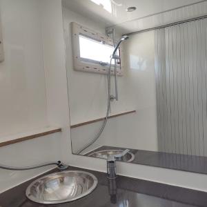 y baño con lavabo y espejo. en Paraíso del bienestar en Cádiz