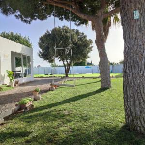 un columpio en un parque con un árbol en Paraíso del bienestar en Cádiz