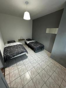 1 dormitorio con 2 camas en una habitación en Superbe appartement, en Lamalou-les-Bains