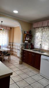 uma cozinha com um lavatório e uma mesa em Rincón Mediterraneo em Monnegre de Arriba