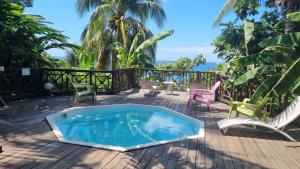 デエエにあるvilla antiguaの家のデッキにあるプール(椅子付)