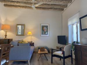 sala de estar con sofá y TV en Sereno rincón de montaña, en Sant Corneli de Cercs 