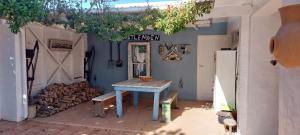 una habitación con una mesa y un cartel en la pared en Sea View, en Yzerfontein