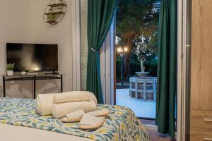 - un salon avec un lit et une porte coulissante en verre dans l'établissement Casa Vacanze Lachesi, à Caccamo