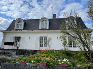 uma casa branca com flores à frente em Le Bois Perrin em Joinville