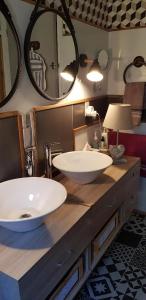 Baño con 2 lavabos encima de una encimera en Appartement F2 tout confort **** en Saint-Jean-de-Luz