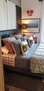 1 cama con almohadas en el dormitorio en Appartement F2 tout confort **** en Saint-Jean-de-Luz