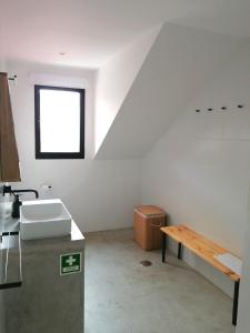 uma casa de banho branca com um lavatório e uma janela em Terreiro Ocean House - Sea View em São Roque