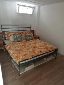 a large bed in a room with a window at Apartamento urb.Basseites in Casas Devesa