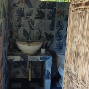 y baño con lavabo y aseo. en Ecolodge Kalaluna Resort, en Drake