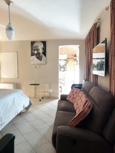 ein Wohnzimmer mit einem Sofa und einem Bett in der Unterkunft Dimora Rosso 27 in Fiano