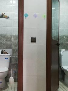 baño con aseo y puerta de cristal en Joli Appartement Vue Montagne en Xauen