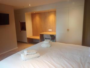 Un ou plusieurs lits dans un hébergement de l'établissement Dionbulles & Dionlodge Guesthouse, Private Wellness pool in option