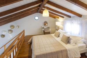 Postel nebo postele na pokoji v ubytování Glyfada Beach Villas
