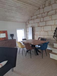 Χώρος καθιστικού στο Atypique Saumur 80 m2 joli appartement 2 à 7 pers familial rénové entier 3 chambres hyper centre +6 φωτογραφίες