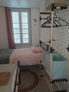 um quarto com 2 camas e um beliche em Atypique Saumur 80 m2 joli appartement 2 à 7 pers familial rénové entier 3 chambres hyper centre em Saumur
