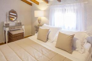 Postel nebo postele na pokoji v ubytování Glyfada Beach Villas