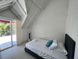 Giường trong phòng chung tại Moderna Cabaña en Ruitoque Condominio