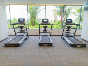 ein Zimmer mit drei Heimtrainern vor einem Fenster in der Unterkunft Free Shuttle Lovely compact New Apartment at Nagoya by MESA in Nagoya