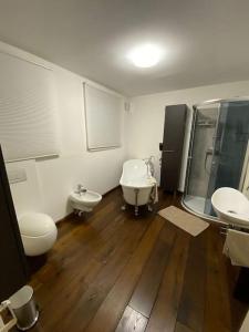 een badkamer met 2 wastafels en een douche bij Schloß Hürbel Rosengarten - Suite in Gutenzell-Hürbel