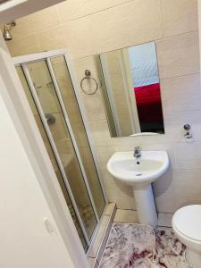 bagno con lavandino, servizi igienici e specchio di Comfort a Kathu
